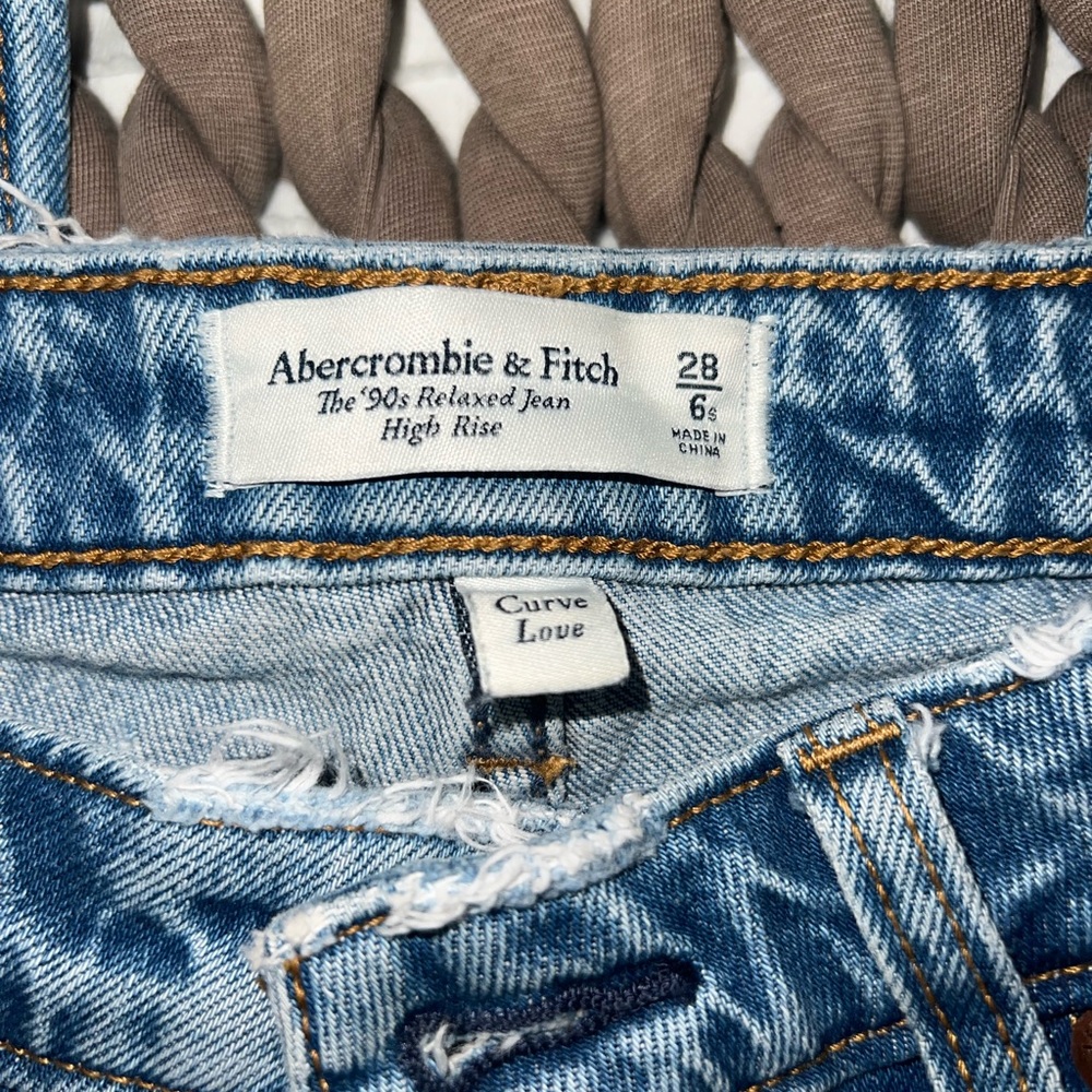 Lightly worn, 90s high rise relaxed fit jeans… 28/6 SHORT